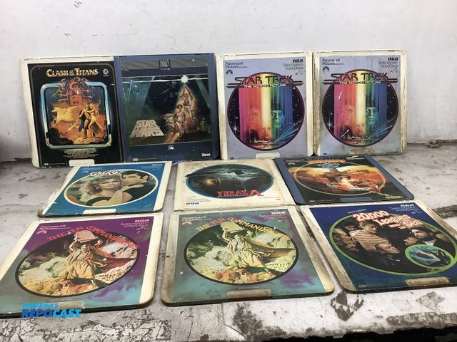 Lot 2-99190 - Laser disc player with laser discs