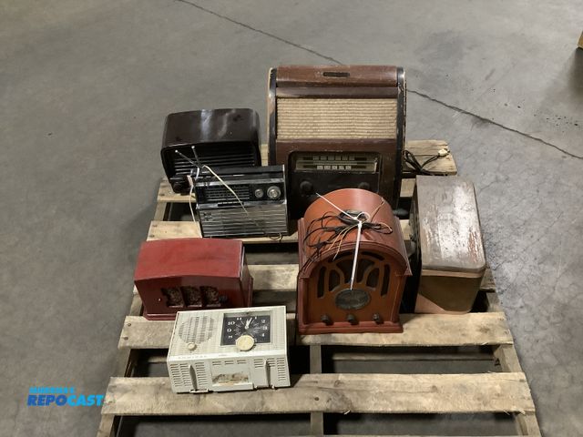 Lot 2-35921 - Skid lot of various vintage tube clock radios