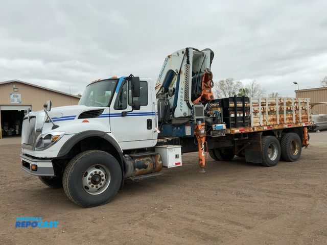 Lot 2-43401 - 2010 International 7600 Tandem Axle Flatbed Truck with Cormach 49000-E6 Knuckle Boom Crane