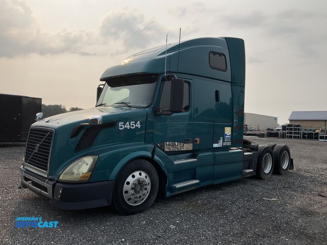 Lot 2-30472 - 2007 Volvo VNL 6x4 Semi Truck