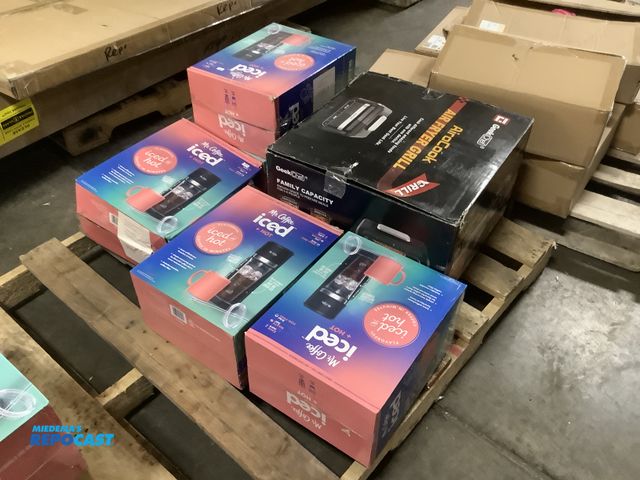 Lot 2-93518 - Lot of (2) 5 Mr coffee iced+hot coffee machines comes with cup lid and straw, and 1 air cook air fry...