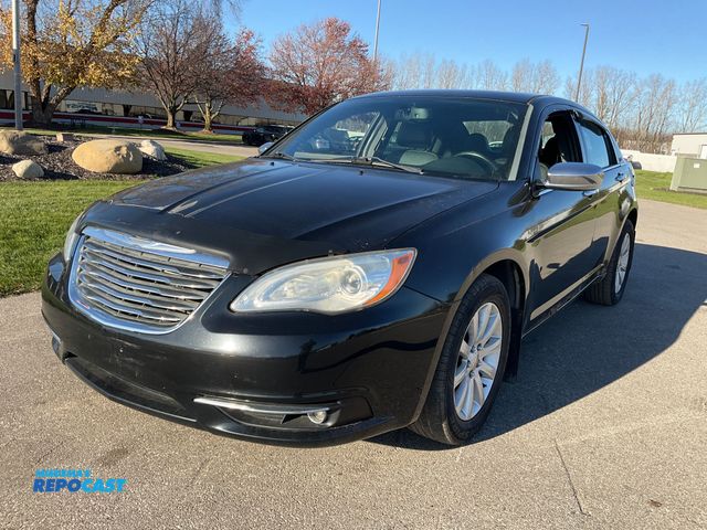 Lot 2-17056 - 2012 Chrysler 200 Limited Sedan FWD