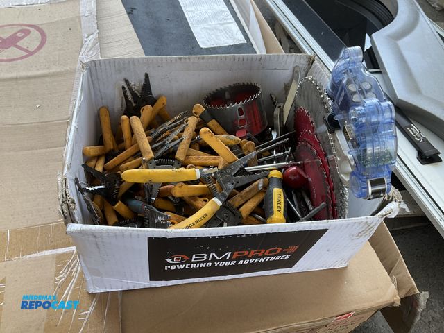 Lot 2-99121 - Box of various Tools and Circular Saw Blades