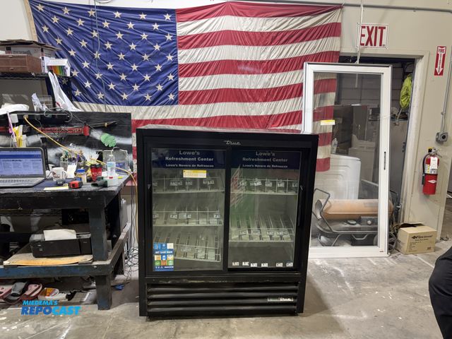 Lot 2-15424 - True commercial display cooler With racks Glass doors
Works good