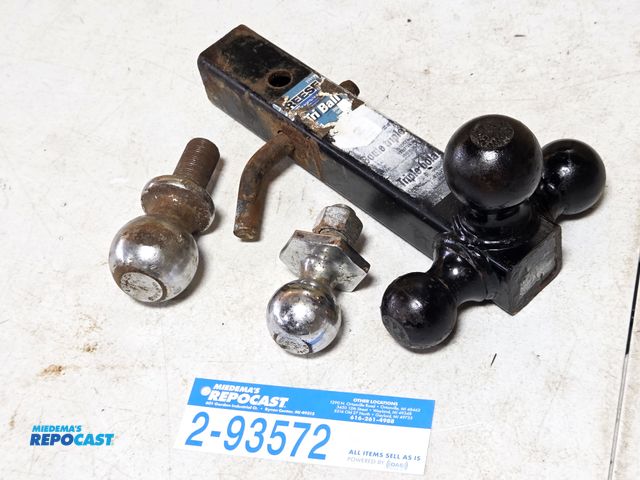 Lot 2-93572 - 2" hitch 3-ball hitch tongue, 2 balls.