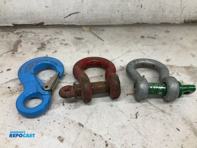 Lot 2-27140 - lot of 2 clevus and 1 heavy duty hook