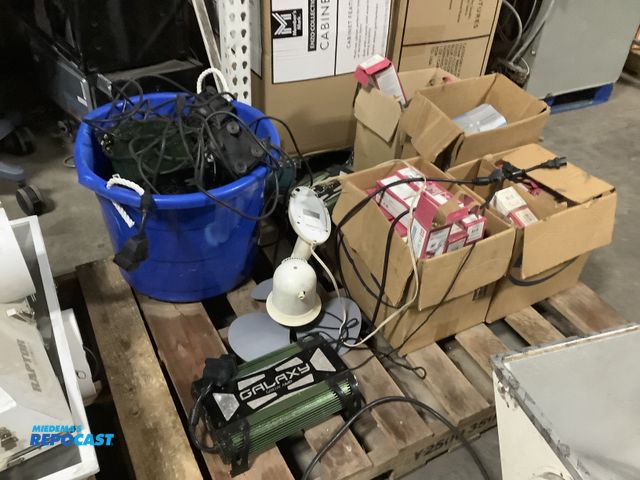 Lot 2-77917 - Skid lot of assorted lamps including: hortilux 600 watt bulbs, hilux grow ushio mercury bulbs, galax...