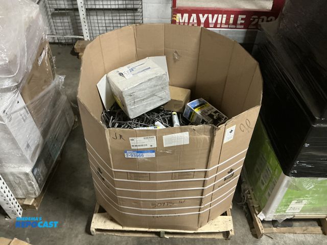 Lot 2-93966 - Gaylord lot of metal brackets and Dap latex caulk