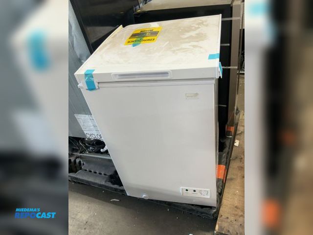 Lot 2-13761 - Scratch & Dent Avantil CF35FOW Chest freezer