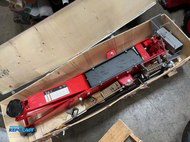 Lot 2-11567 - Steel man 5 ton long chassis service jack