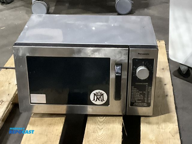 Lot 2-55033 - 1 Panasonic NE-1025F Commercial Microwave Panasonic model NE-1025F Commercial Microwave Oven (no tur...