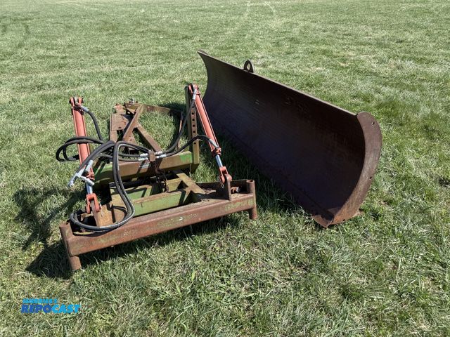 Lot 2-75781 - Bolt On JOHN DEERE MODEL 534 DOZER BLADE