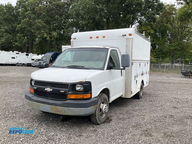 Lot 2-31165 - 2005 Chevrolet EXPRESS Cargo Van RWD