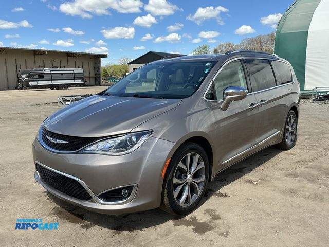 Lot 2-90173 - 2018 Chrysler Pacifica Limited Mini Van FWD