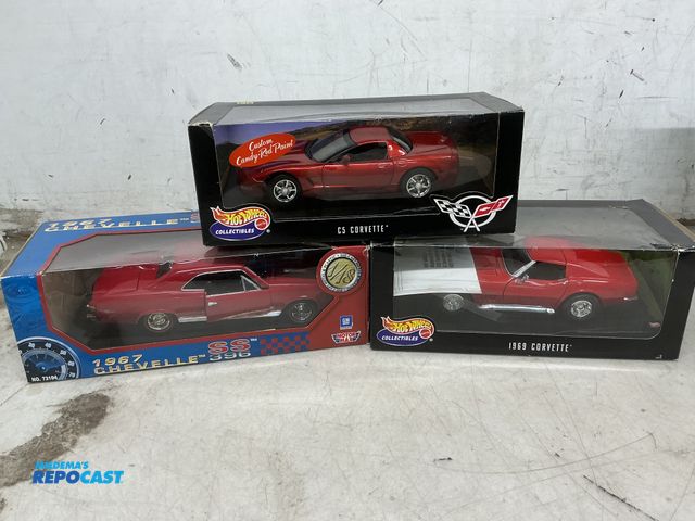 Lot 2-35477 - lot of 3 hotwheels die cast cars 1:18 scale in original box