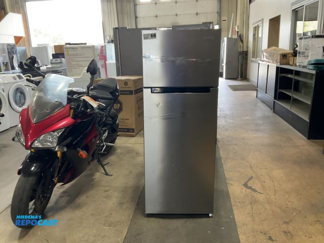 Lot 2-62913 - vassani 7.2 cu. ft. fridge/freezer
