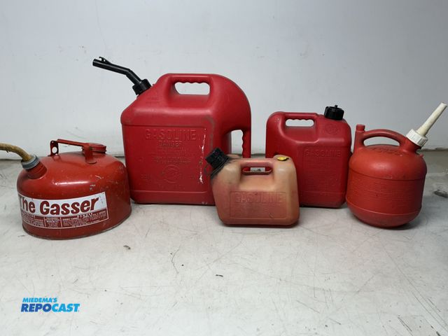 Repocast.com - Lot 2-39082 - Lot of (5) red gas cans - asst. sizes