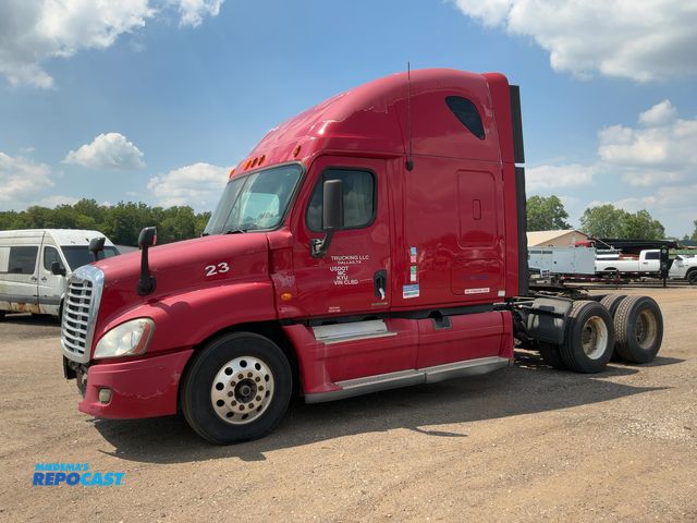 Lot 2-11117 - 2012 Freightliner Cascadia Semi Truck