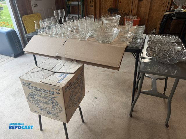 Lot 2-18580 - Lot of various glassware and crystalware, including a punch bowl set