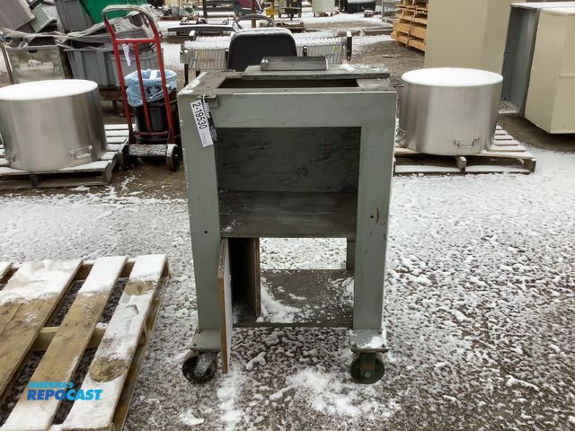 Lot 2-19530 - Steel Heavy duty industrial cart