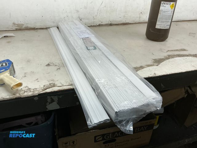 Lot 2-79946 - Make and Model unknown Large White blinds