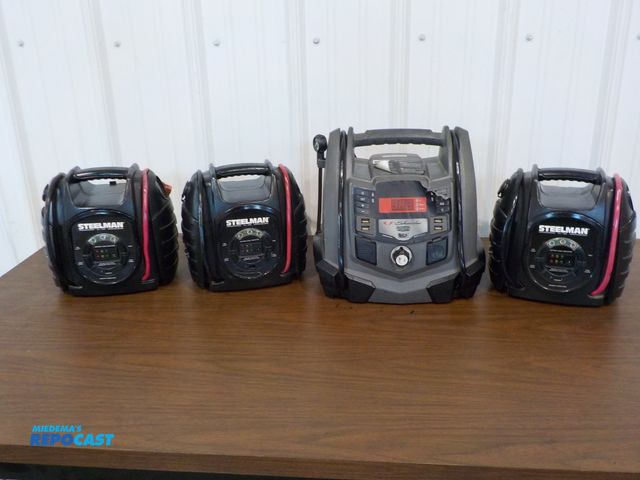 Lot 2-23007 - Lot of (4) jump starters/portable power