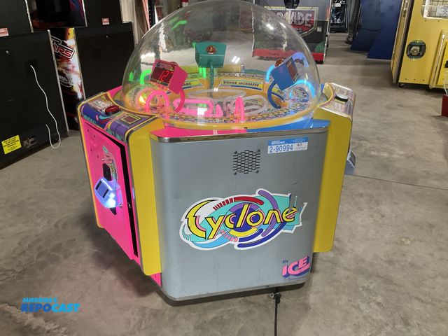 Lot 2-90994 - Innovation Concepts Entertainment Cyclone 3 player, hand /eye coordination SKILL game