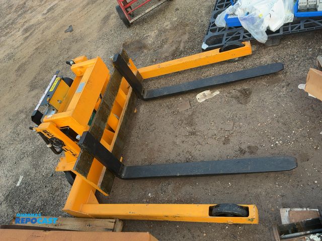 Lot 2-18058 - Econo lift industrial pallet lift models TRS40 12volts S/N: S24779-1 4000lb capacity