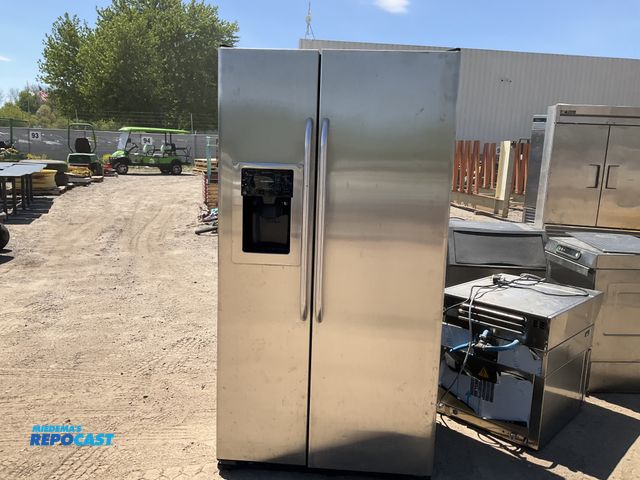 Lot 2-34724 - Free Standing GE  GSC23KSTA SS Refrigerator/Freezer
