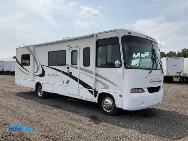Lot 2-21184 - 2005 Hurricane 30Q Motorhome