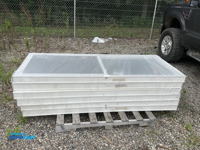 Lot 2-96385 - lot of 6 double hung vinyl windows with screens 5- 31 1/2" x 77 1/4", 1- 32" x 77 1/4"