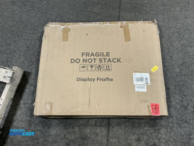 Repocast.com - Lot 2-64444 - Fragile Display Frame