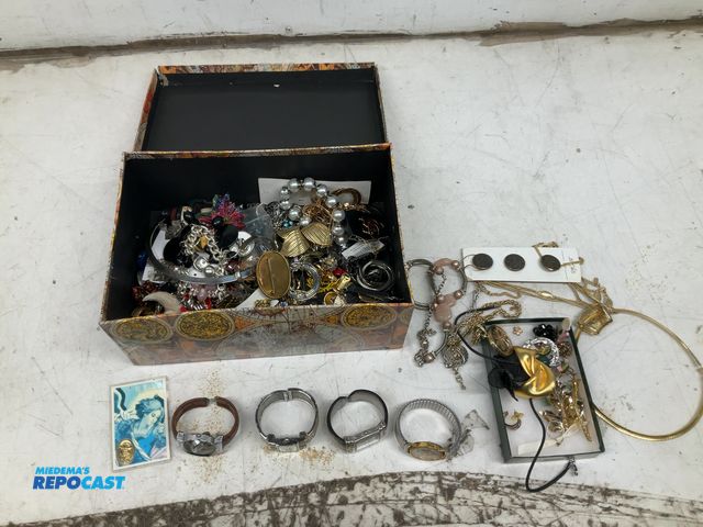 Lot 2-18861 - Assorted Jewelry Lot of Assorted Jewelry, including Watches, Earrings, Necklaces and Chains, and Bro...