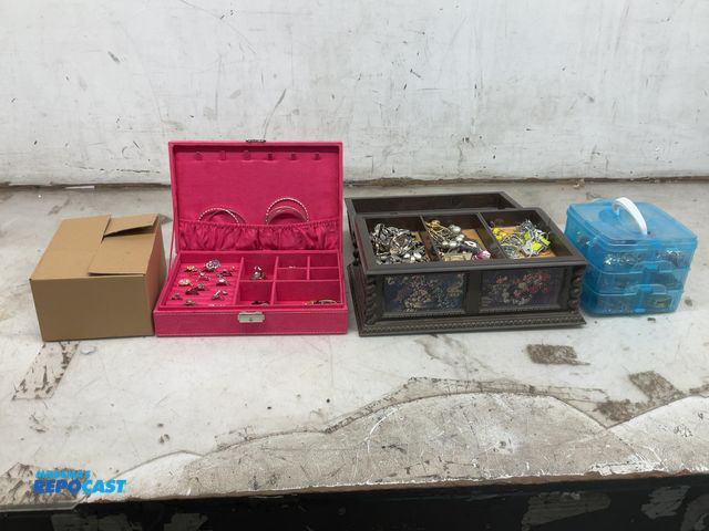 Lot 2-11591 - Lot of jewelry: rings, earrings, bracelets, necklaces