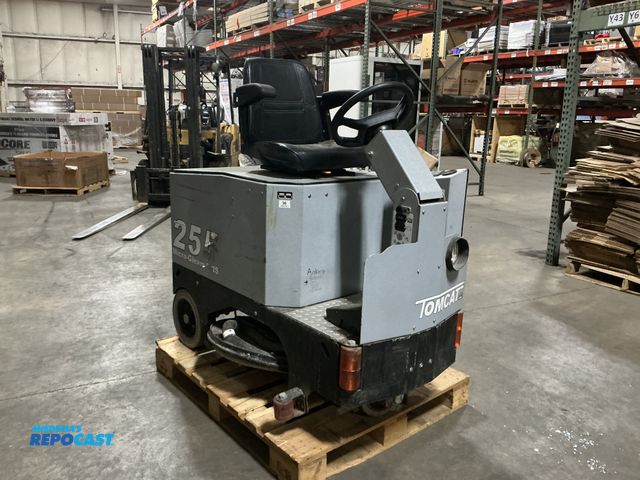 Lot 2-94394 - Tomcat Micro-Gleam UHS 255 Swivel Machine