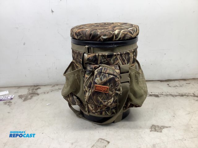 Lot 2-15647 - Mojo outdoors 5-gallon hunting bucket with swivel seat