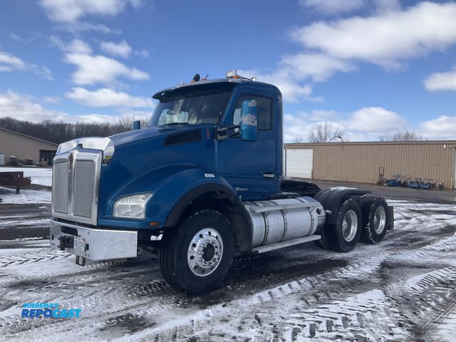Lot 2-10013 - 2019 Kenworth T880 Heavy Spec Day Cab