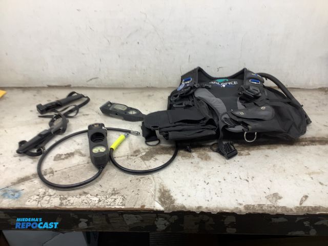 Lot 2-75566 - Balance SeaQuest BCD Vest Back Bouyancy device, (2) knives, and (2) suunto solution oxygen gauges