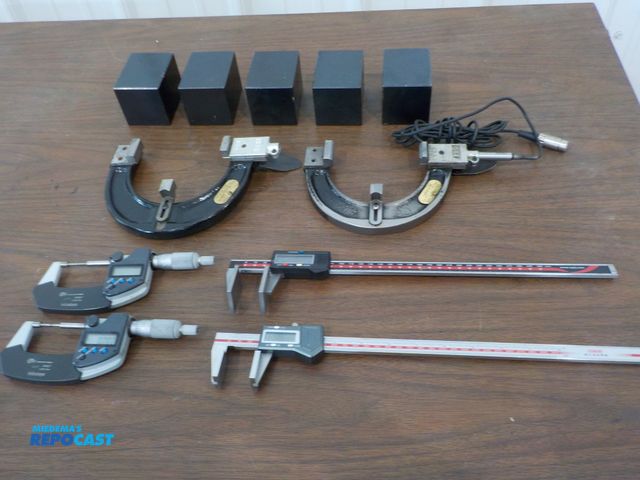 Lot 2-34233 - Machine shop calipers. (2) MITUTOYO 0-1 inch. (2) digital calipers. (5) persice measuring blocks