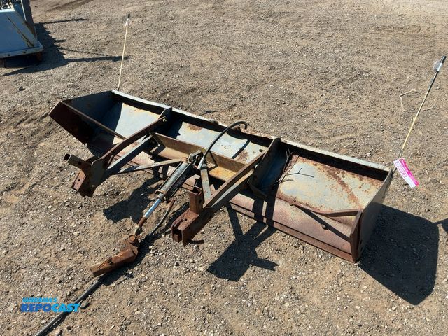 Lot 2-43293 - Used 7’ Back Blade, no mounting bracket/pump, has hydraulic cylinder but end of ram is bent, metal c...