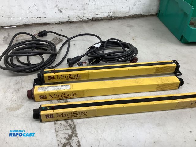 Lot 2-67943 - Lot of (3) STI MiniSafe MS4300 industrial safety light curtains and two cords