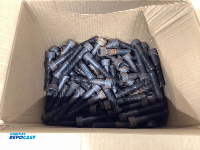 Lot 2-33095 - (100) 5/8" x 3 1/2" SHCS