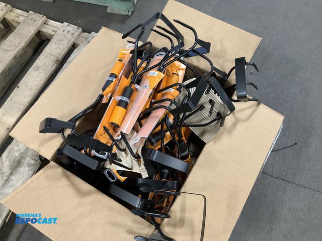 Lot 2-76958 - Fiskars Lot of hand-held cultivators/hoes