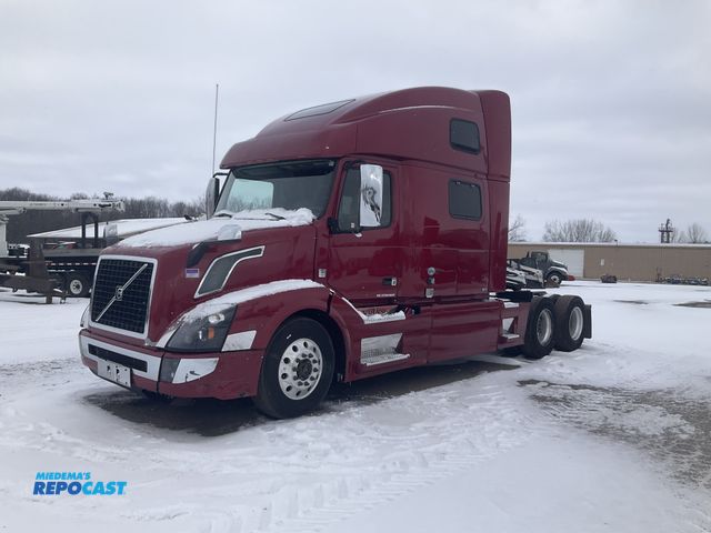 Lot 2-10044 - 2017 Volvo VN Series Semi Truck