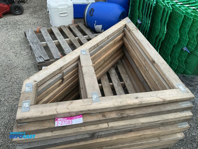 Lot 2-27085 - (11) Trusses (New - Old Stock)
