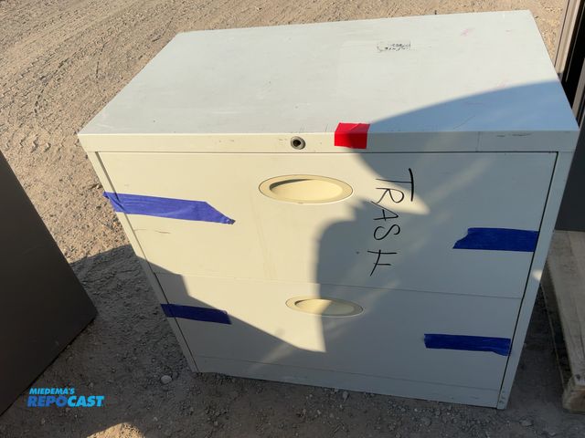 Lot 2-67840 - Metal Filing Cabinet