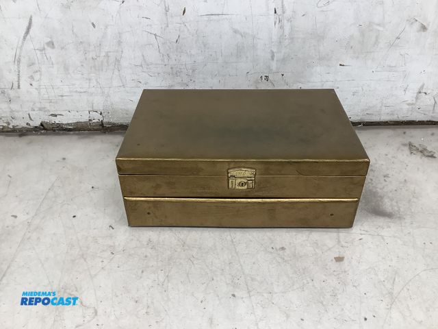 Lot 2-33639 - Gold jewlery box with jewlery included.