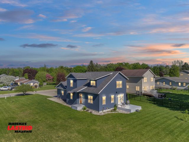 Listing 3-39 - Beautiful 1,595 SF, 3 Bedroom, 2.5 Bath Home with Lake Cadillac Views in Cadillac, MI