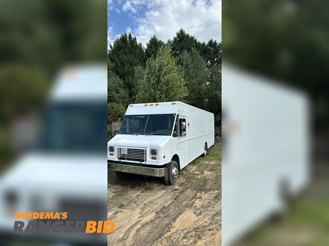 Lot 30-10099 - 2011 Chevrolet Commercial work horse  Cargo Van RWD 2011 workhorse commercial cargo van, 25 feet of cargo place, tires are like new, very clea...