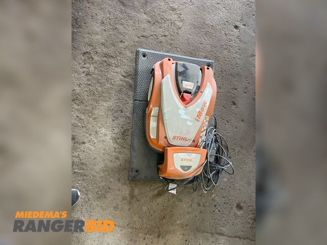 Lot 30-0 - Stihl RMI 422 PC-L Self-Propelled Lawn Mower Operates.
Charger included.